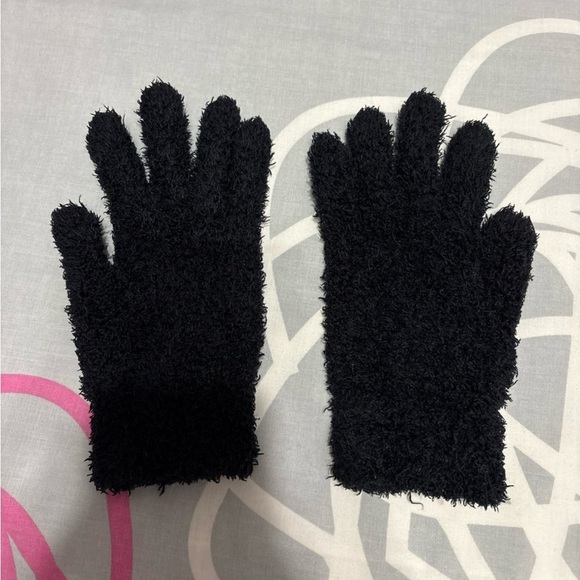 Black Fuzzy Gloves - Picture 2 of 3